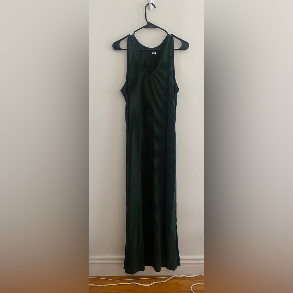 V-neck sleeveless rib knit dress